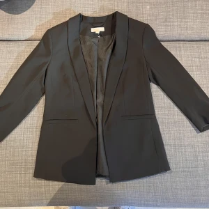 Kavaj - Kavaj med trekvartslånga ärmar från H&M. Aldrig använd storlek36.