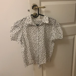 Vit svart barn kortärmad i st 158 - I nyskick 