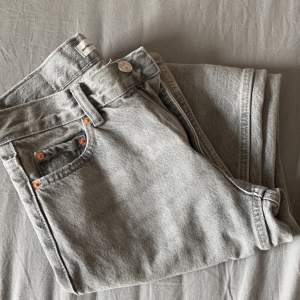 Säljer mina jätte fina jeans från Gina i nyskick! Dom har använts typ 2-3 gånger är lågmidjade och i strl 32 nypris:500 Säljer för:350kr för mer bilder o info sicka till mig