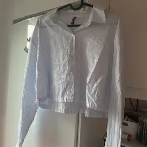 Säljer denna gulliga croppade skjorta från HM🩵 Den är vit med ljusblå ränder🩵 Storlek M, passar även S🩵