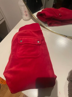 Juicy byxor  - Ett par jättefina röda juicy byxor som är i storlek xxs dom är lite långa för mig som är 157 men dom funkar 