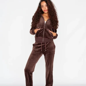 Juicy couture set - INTRESSEKOLL på mitt bruna juicy couture set. Knappt använd, ser ut som nytt. Skriv för fler bilder eller annat. 