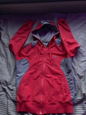 Sätt/tracksuit - Hoodien är storlek M och byxan är storlek S men stretch. Byxan är bootcut och bekväma och hoodien är skön och mjuk. Är dock inte säker på vad jag ska sätta det som pris… kontakta innan du köper !! OBS jag sätter den på budgivning börjar med 500