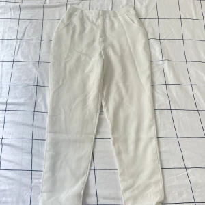Vita kostymbyxor  - Oanvända vita kostymbyxor i bra material 