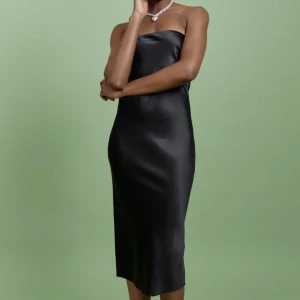 Svart bandeauklänning - Säljer denna svarta bandeauklänning som endast är använd en gång 💘strl S och köpt för 500kr säljer för 350kr 