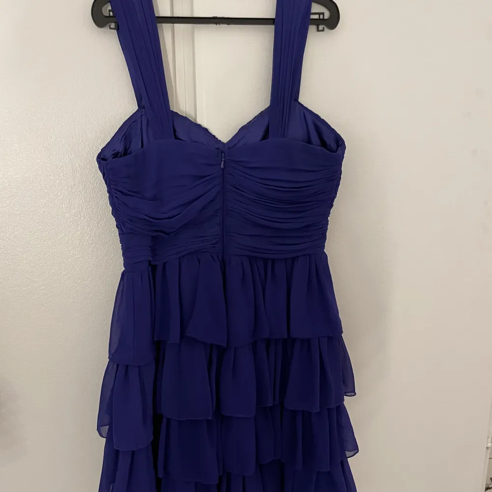En jättesöt kort klänning från Lipsy London. Storlek 12, jag hade sagt att det är snarare en xs/s. Den är typ lila-blå i verkligheten. . Klänningar.