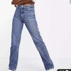 Supersnygga jeans med hög midja och rak passform från bershka. Passar någon som är 160-165 cm