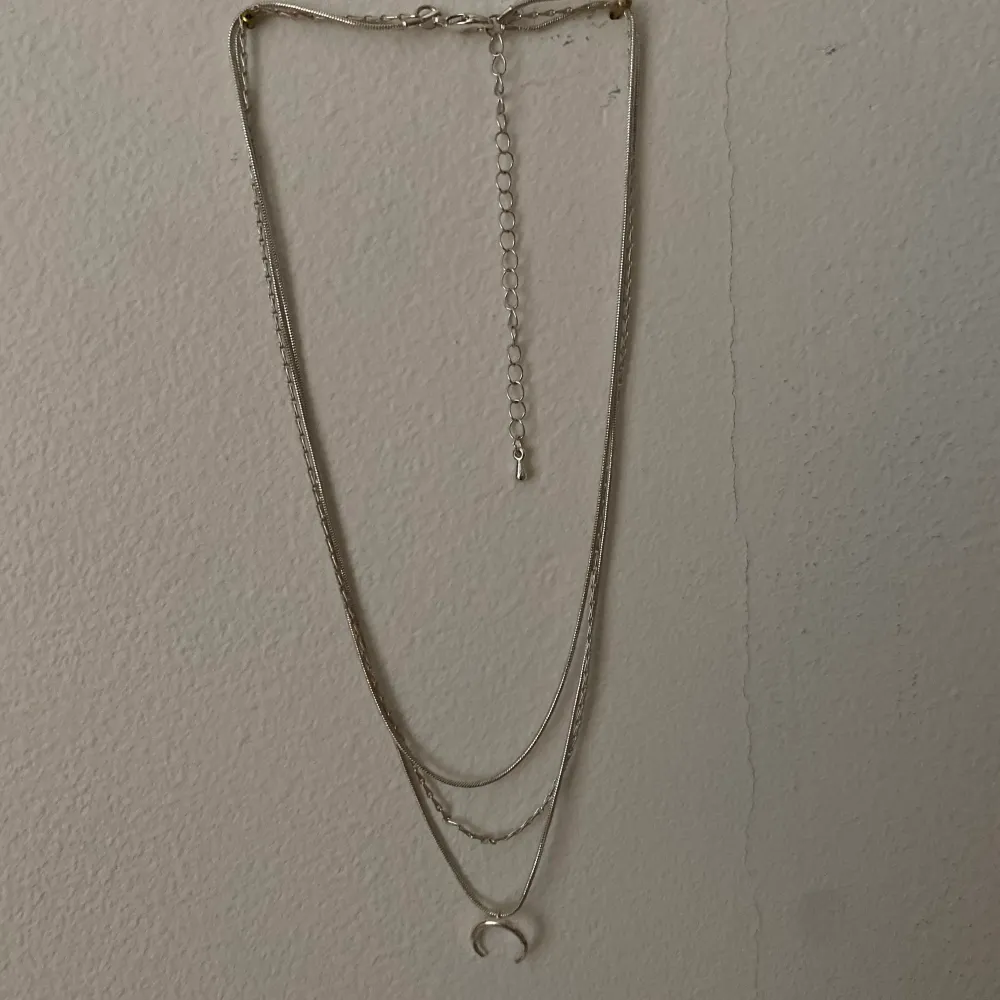 Layered halsband från H&M med ett smycke på lägsta raden. Lite längre halsband, passar perfekt till V-ringning. Använd fåtal gånger, bra skick.. Accessoarer.