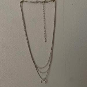 Layered halsband från H&M med ett smycke på lägsta raden. Lite längre halsband, passar perfekt till V-ringning. Använd fåtal gånger, bra skick.