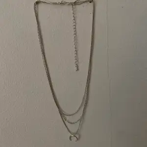 Layered halsband från H&M med ett smycke på lägsta raden. Lite längre halsband, passar perfekt till V-ringning. Använd fåtal gånger, bra skick.
