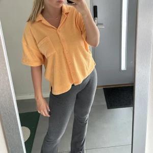 Frottétröja - Skitnajs frottétröja i material som en handduk från Lindex. Skitfin somrig orange färg och son nyskick då den är använd 1 gång.