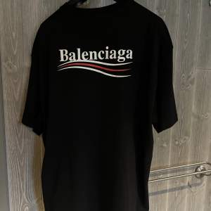 Balenciga t shirt i storlek XS (passar M). Skick 9/10. Köpt i Paris. Nypris runt 6000kr. Har kvitto och påse.