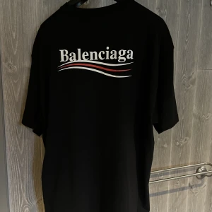 Balenciaga t shirt - Balenciga t shirt i storlek XS (passar M). Skick 9/10. Köpt i Paris. Nypris runt 6000kr. Har kvitto och påse.