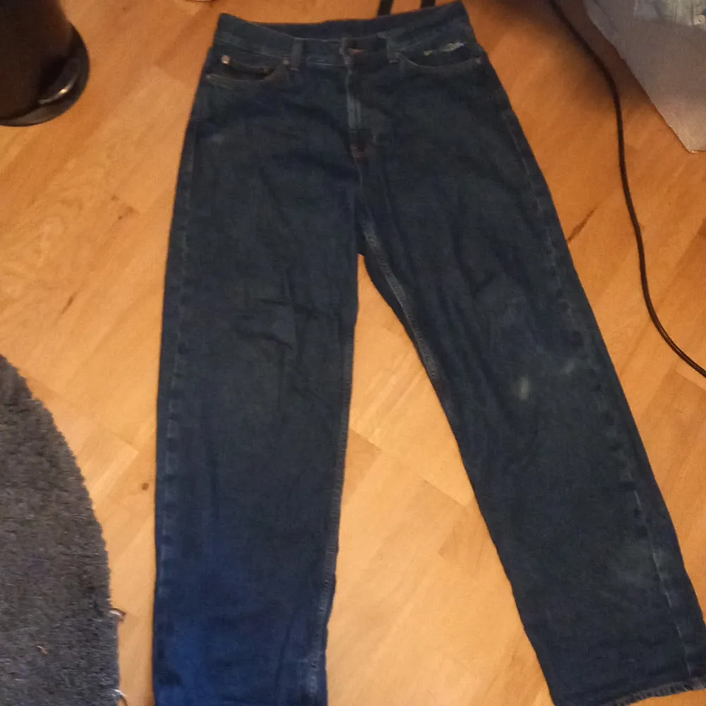 Bra kondition. Mörk blå. Mite sönder nere men resten är perfekt.. Jeans & Byxor.