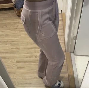 Juicy xxs rosa - Dem är lite för tajta på mig så jag säljer eller byter, byter gärna mot ett par gråa i xs♥️ kan mötas upp i gbg 