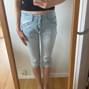 Knä jeans shorts  - Knälånga jeans med rynkat knä (Kan vara lite liten i storleken) 