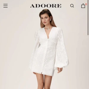 Florence dress adoore  - Hej jag säljer nu min fina florence klänning från adoore helt slutsåld på hemsidan i alla storlekar. Endast använd 2 gånger inga fläckar eller märken. Klänningen är i storlek 36 sitter som en dröm men den är tyvärr lite för liten för mig. 