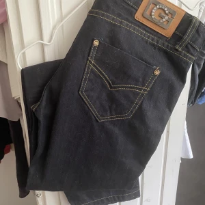 Blåa jeans - Jätte fina byxor som jag nog aldrig använt, de är i parfekt skick och inga defekter 