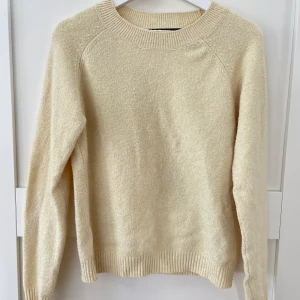 Gul stickad tröja - Gul stickad tröja från Vero Moda💛