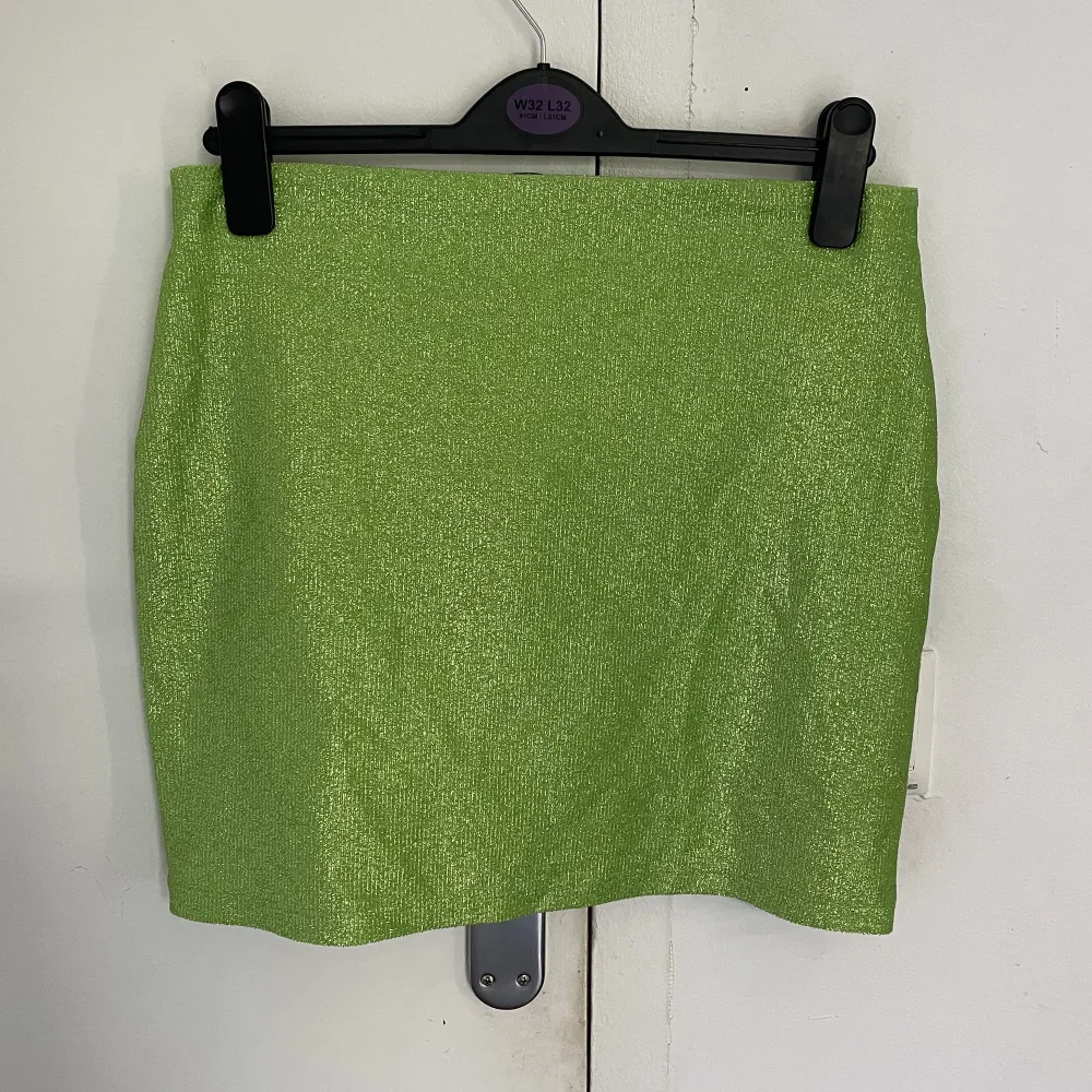 Oanvänd kjol från Gina Tricot. Prislappen till och med kvar! Grön glittrig fin kjol till sommaren eller nästa festival 🌠. Hameet.