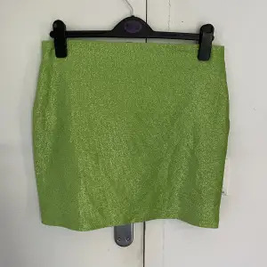 Oanvänd kjol från Gina Tricot. Prislappen till och med kvar! Grön glittrig fin kjol till sommaren eller nästa festival 🌠