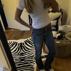 Lågmidjade jeans - Snygga mörkblå lågmidjade jeans! Passar till allting💗 Modellen är bootcut/flare.