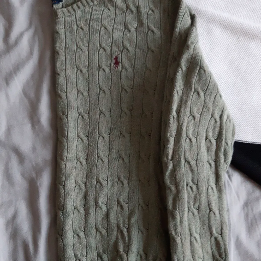Ralph Lauren tröja inte mycket använd storlek s men går även till medim  200 kr plus frakt. Tröjor & Koftor.