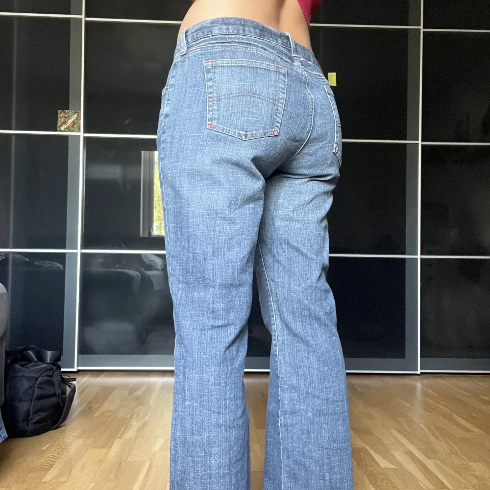 Lågmidjade bootcut jeans🤩Innerbenslängd 74 cm passar storlek 38 dam, superfint skick (lite stora på mig). Jeans & Byxor.