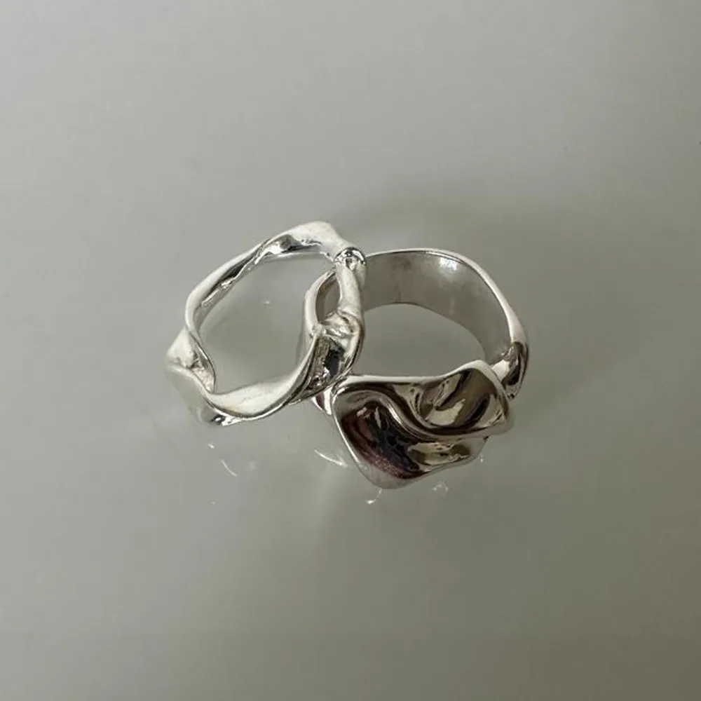 Helt ny silverringen från Weekday. Riktig coola ringer men passar tyvärr inte mig. Köpte båda för 200, men säljer båda för 90 🤗. Accessoarer.