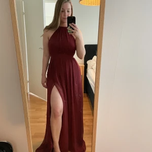 Vinröd balklänning - Superfin vinröd balklänning från NLY Eve i storlek 34. Superfint skick och endast använd ca 3 gånger, tyvärr är den lite för liten för att jag ska vara bekväm i den nu. Perfekt för bal, skoldans eller bröllop! Jag är ca 165cm för referens.