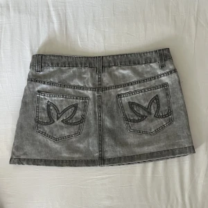 Playboy minikjol - As snygg silvrig Playboy minikjol. Använd endast ett fåtal gånger, så väldigt bra skick. Passar XS-M 🫶💕