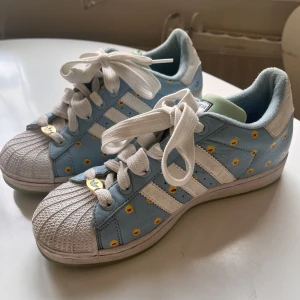 RARE Adidas Superstar 35th Anniversary  - Limited edition adidas superstars, säljs för 1300kr på andra hemsidor. Själv har jag köpt dem second hand, de är i bra skick men fortfarande använda. 