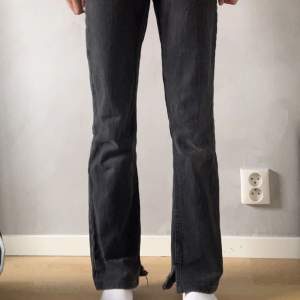 Mörkgrå jeans från zara i storlek 34. Använda ett par gånger. En liten slits längst ner. Köparen står för frakt.