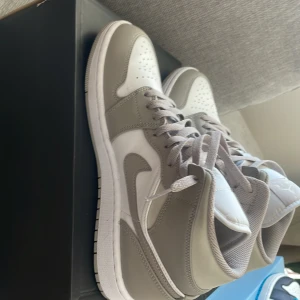Jordan 1  - Jordan 1 linen  Använda 2 gånger men är helt rengjorda  Storlek 42,5 