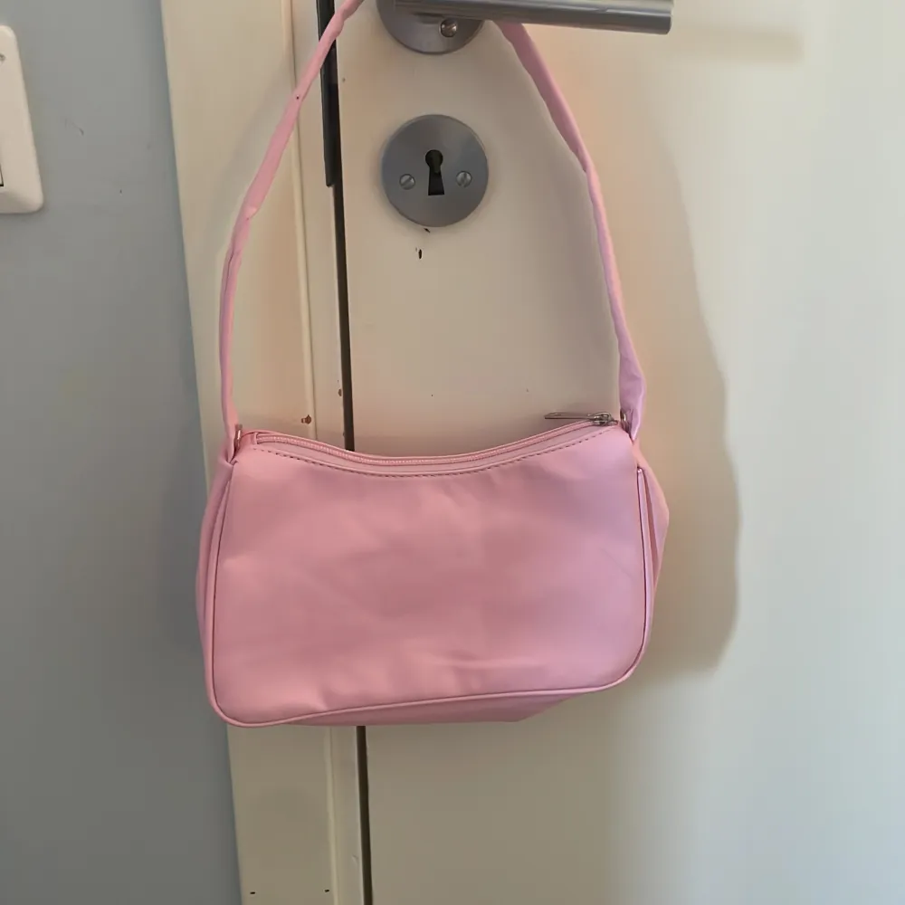 Rosa handväska ifrån shein aldrig använt så i nyskick.. Väskor.