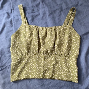Topp - Gullig topp ifrån Shein köpt här på Plick. Har inte kommit till användning