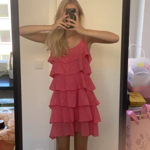 Rosa volangklänning - Snygg rosa volangklänning med justerbara axelband🩷🩷