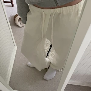 Linnebyxor - Säljer dessa offwhite linnebyxor ifrån mango i storlek XS