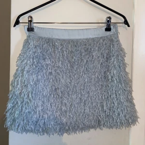 Zarakjol med fjädrar - Ascool kjol med fjädrar från zara. Perfekt för temafest som gatsby eller 20-tal! Storlek S, knappt använd 