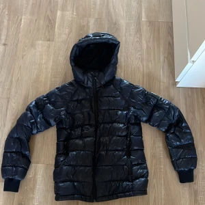 Peakperformence jacka  - Säljer min mörkblåa peakperformence jacka i storlek 160  köpte på väla använd några gånger 