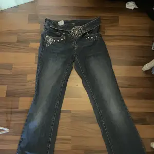 Säljer ett par mörkblåa lågmidjade bootcut jeans som tyvärr är för små för mig och därför har jag valt att sälja dem vidare. Sitter bra på mig längdmässigt men på mig är dem lite tajta. Är 165 cm lång. 💕