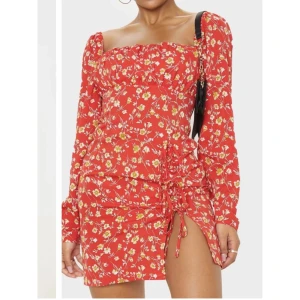 Röd klänning - Jättefin klänning från pretty little thing. Aldrig använd pga för liten! 