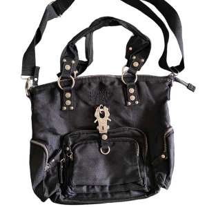 george gina & lucy väska  - Köpt i Belgien (Bryssels). Man får plats med jacka och dator i den 