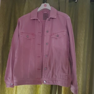 Jacka - Rosa jeansjacka från Vero Moda i storlek L.  Djur- och rökfritt hem.  Kan mötas upp i Kristianstad  om så önskas. 