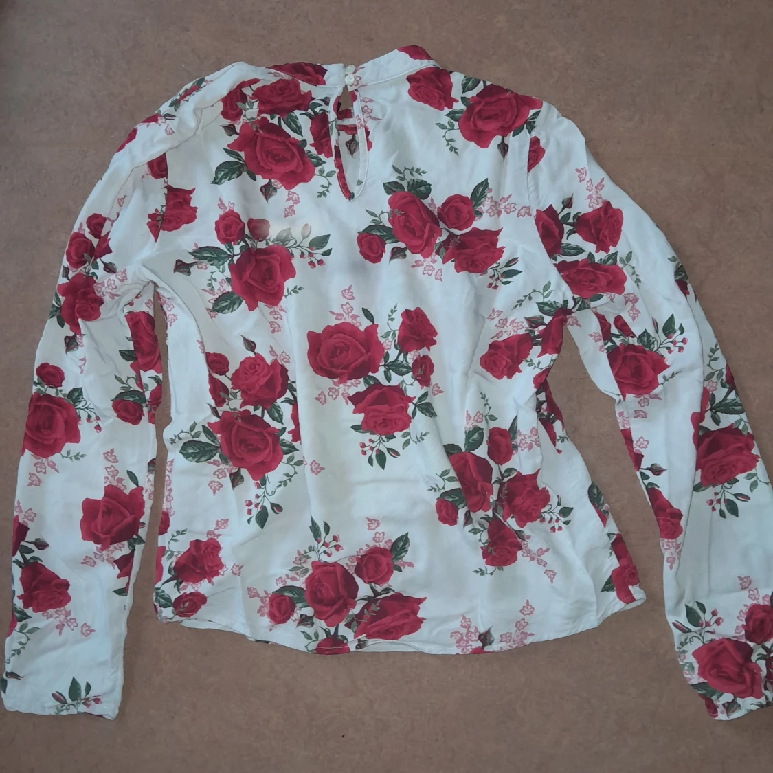 Blus med röda rosor - 90