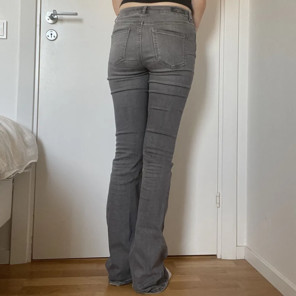 Ett par lågmidjade gråa bootcut jeans från märket Only Tall! 🖤 För långa på mig som är 175 cm. Förekommer mindre slitningar på nedersta kantsömmarna. Storlek 36/S, innerbensmått 90cm!. Jeans & Byxor.