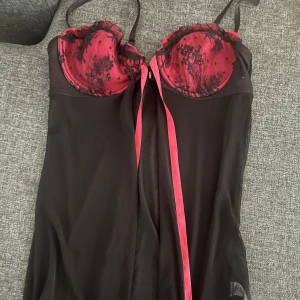 Svart/rosa nattlinne - Ett svart/rosa nattlinne i mycket fint skick, aldrig använt! 