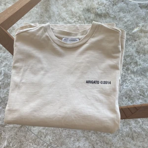 Axel Arigato t-shirt  - T-shirt i väldigt bra kvalité. Köpt från hemsidan🦋 Den är endast lite skrynklig på bilden efter att ha varit nedpackad men jag fixar det! 
