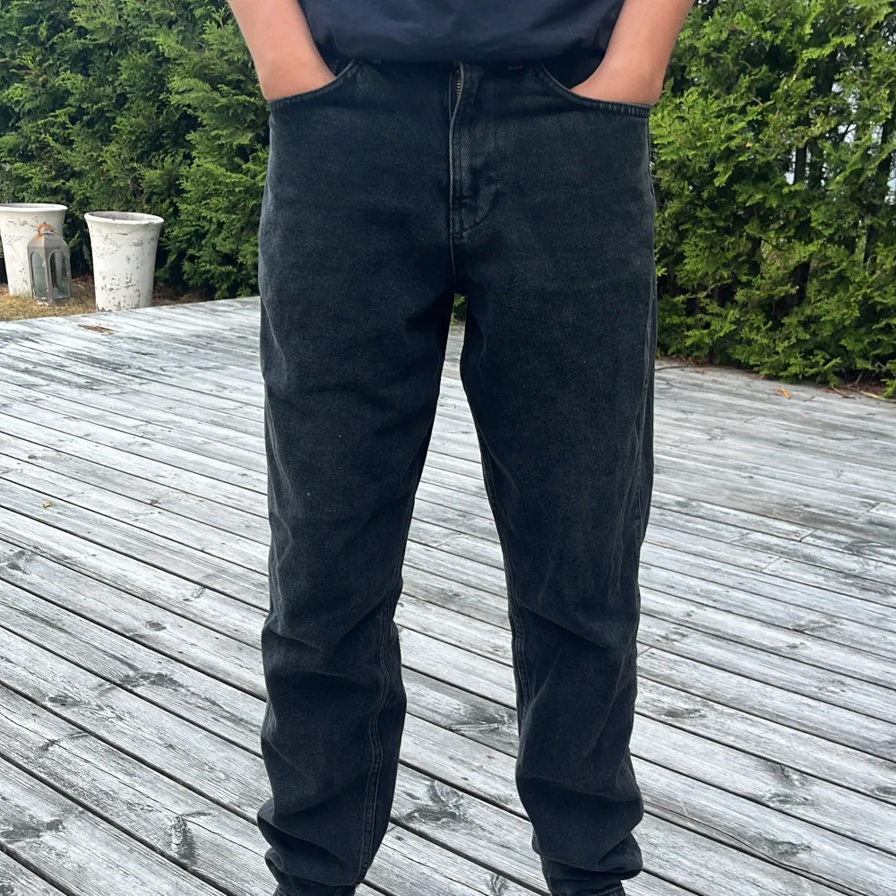 Svarta regular fit jeans med midjemått mått 80 cm och längd 105 cm. Skick 9/10 använda ett få tal gånger. Märke Karl Kani.. Jeans & Byxor.