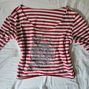 Långärmad y2k tröja  - As snygg långärmad y2k tröja köp på secondhand! Aldrig använd. Den är croppad och är utklippt längs halsen, så den har en bred halsrigning, skit snyggt🫶💕 Passar både S och M!